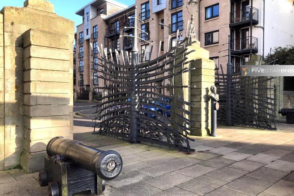 Waterfront Living In Leith With Free Parking! Apartment Edinburgh Bagian luar foto